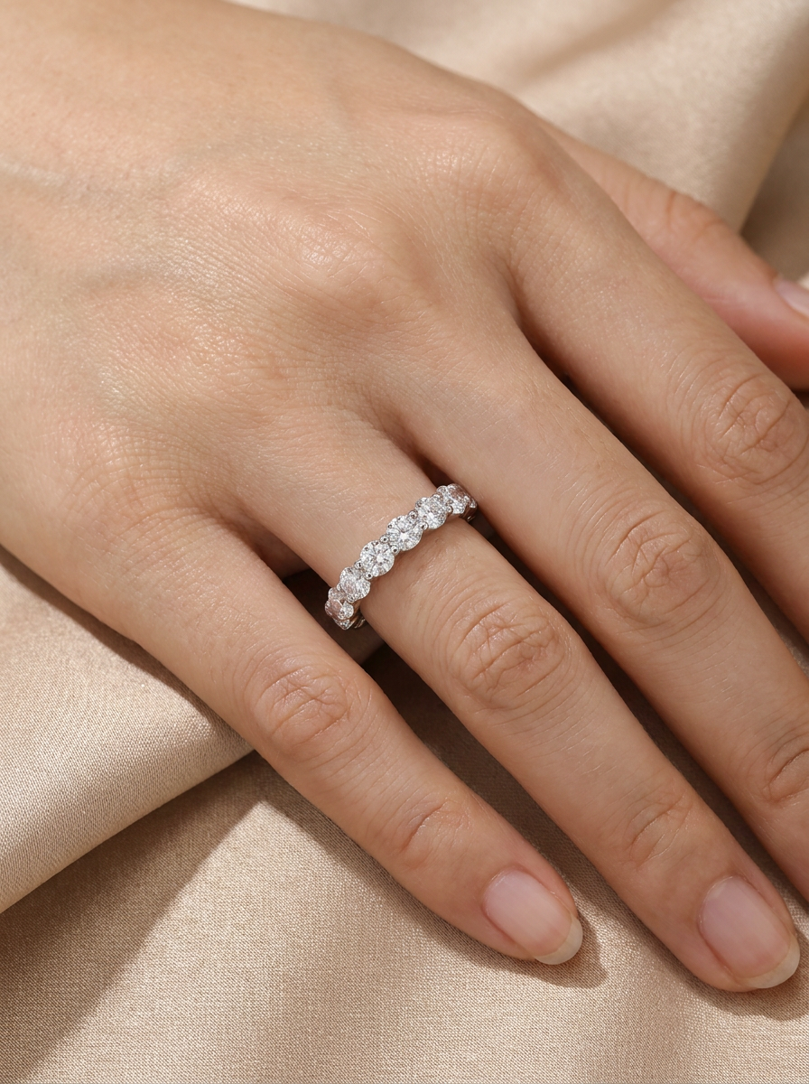 THE DEVOTION – White Gold Round Brilliant Diamond Band