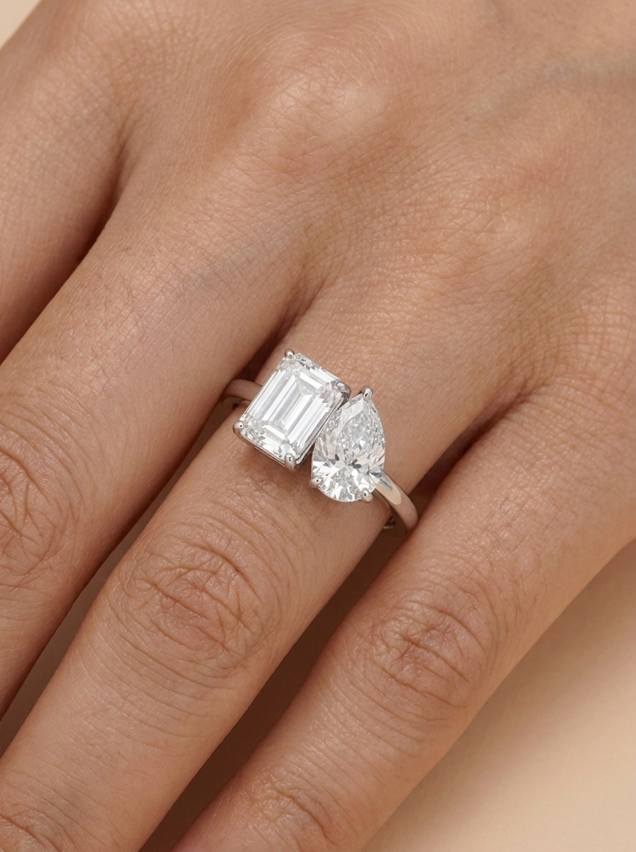 THE OBSESSION - White Gold Emerald & Pear Diamond Toi et Moi Ring