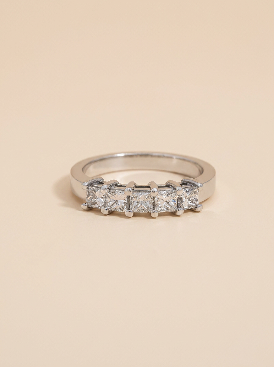 THE QUINTESSENCE – White Gold Lab-Grown Princess-Cut Five-Stone Diamond Band