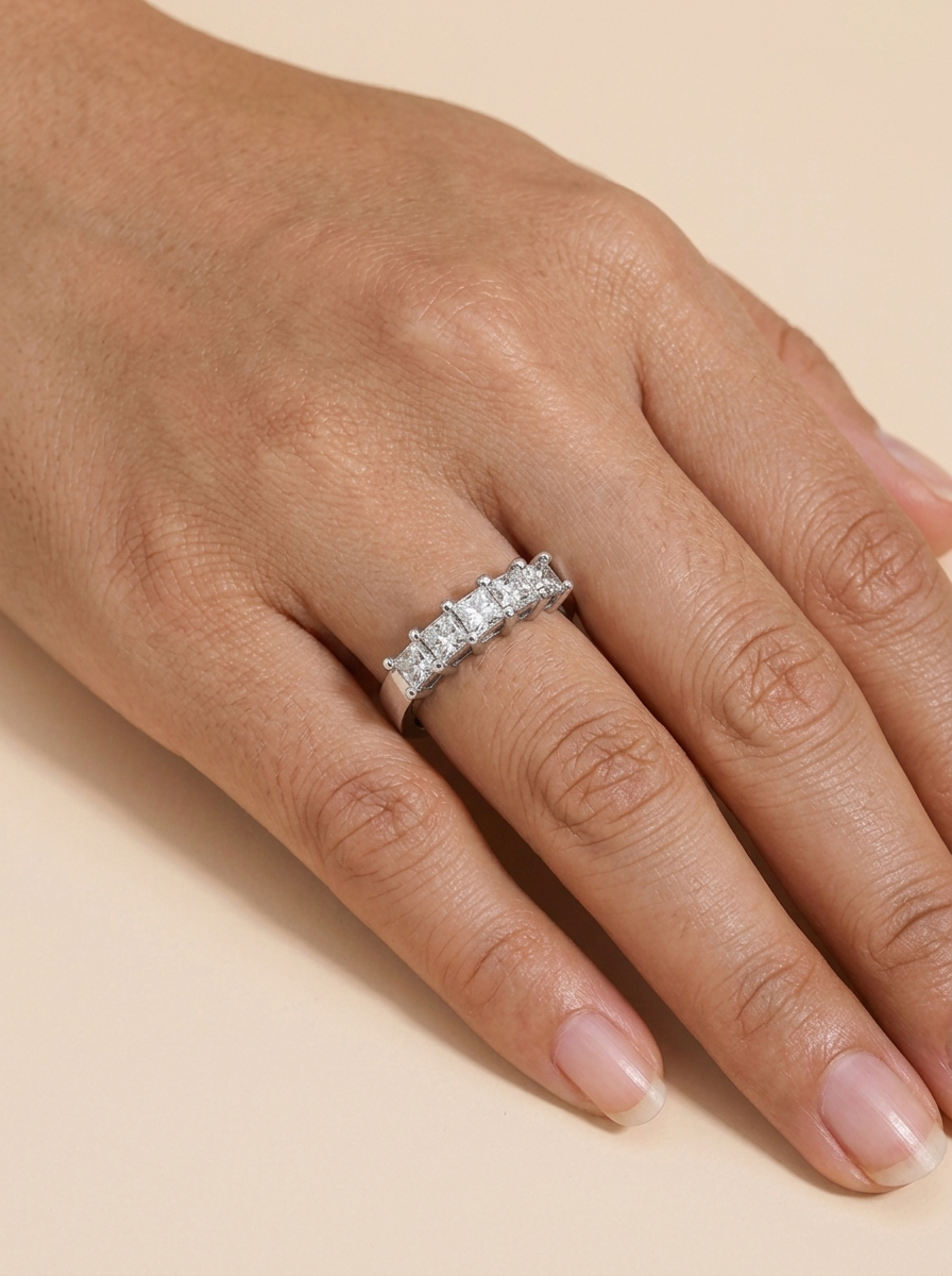 THE QUINTESSENCE – White Gold Lab-Grown Princess-Cut Five-Stone Diamond Band